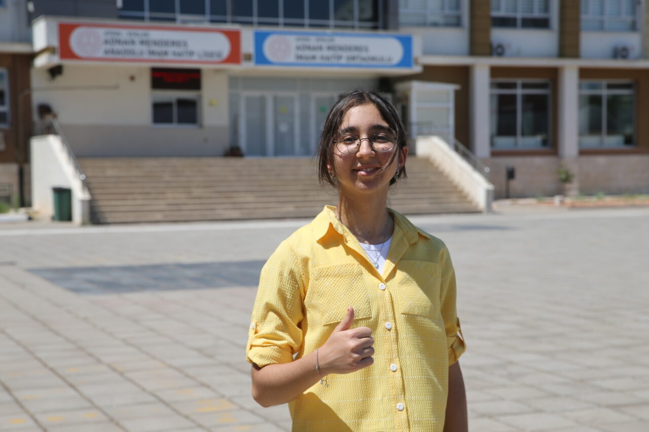 - Adnan Menderes İmam Hatip Ortaokulundan mezun olan Sena Sarıdayı:
-