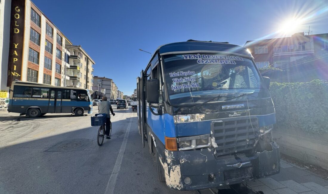 MALATYA (AA) – Malatya'nın Yeşilyurt ilçesinde şehir içi yolcu minibüsünün