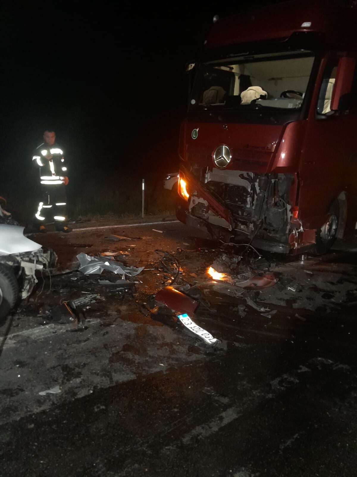 MALATYA (AA) – Malatya'nın Arguvan ilçesinde tırla çarpışan otomobildeki 3