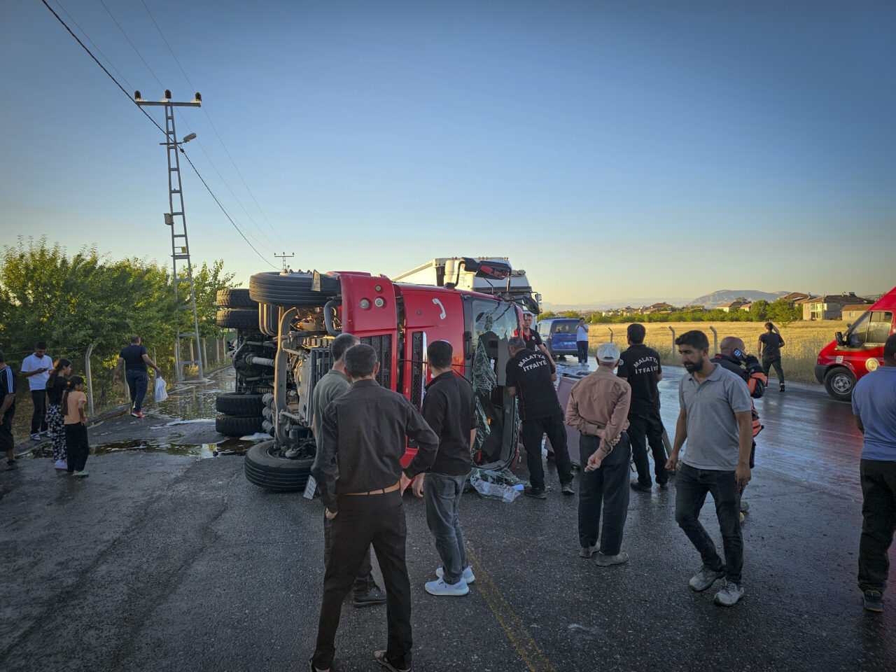 MALATYA (AA) – Malatya'nın Yeşilyurt ilçesinde yangına giden itfaiye aracının