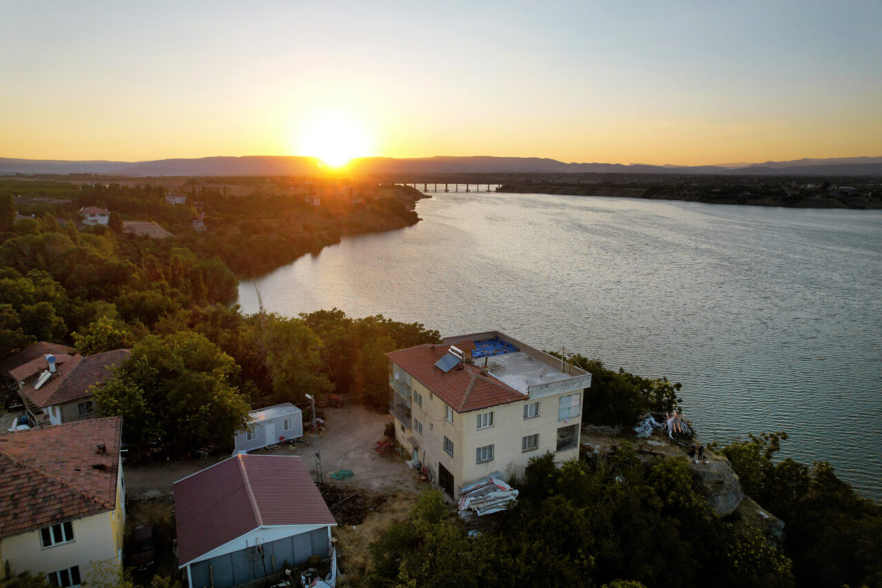 MALATYA (AA) – Malatya'nın Yazıhan ilçesindeki Tohma Köprüsü, gün batımında
