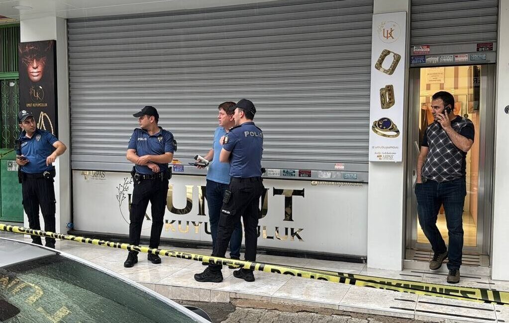 İSTANBUL (AA) – İstanbul Maltepe'de bir kuyumcu dükkanına motosikletle gelen