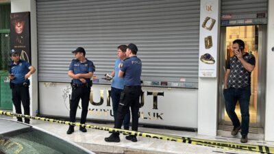 İSTANBUL (AA) – İstanbul Maltepe'de bir kuyumcu dükkanına motosikletle gelen