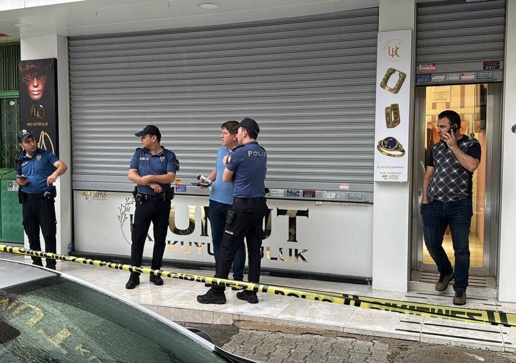 İSTANBUL (AA) – İstanbul Maltepe'de bir kuyumcu dükkanına motosikletle gelen