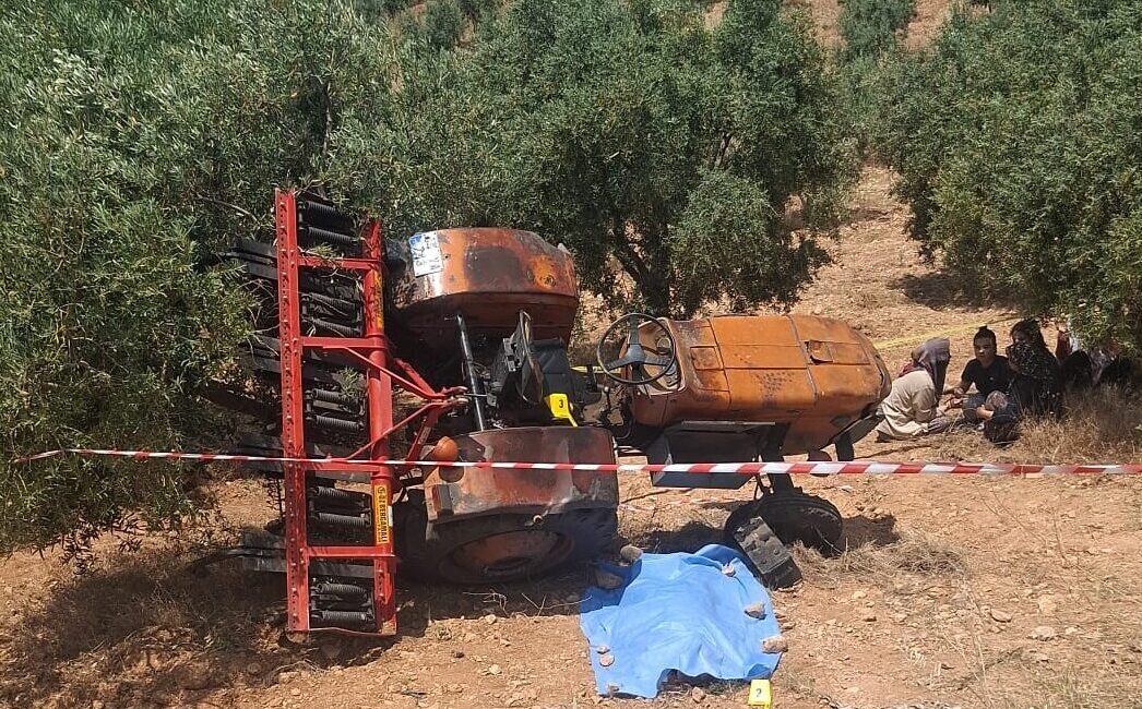 MANİSA (AA) – Manisa'nın Akhisar ilçesinde traktörün devrilmesi sonucu sürücü