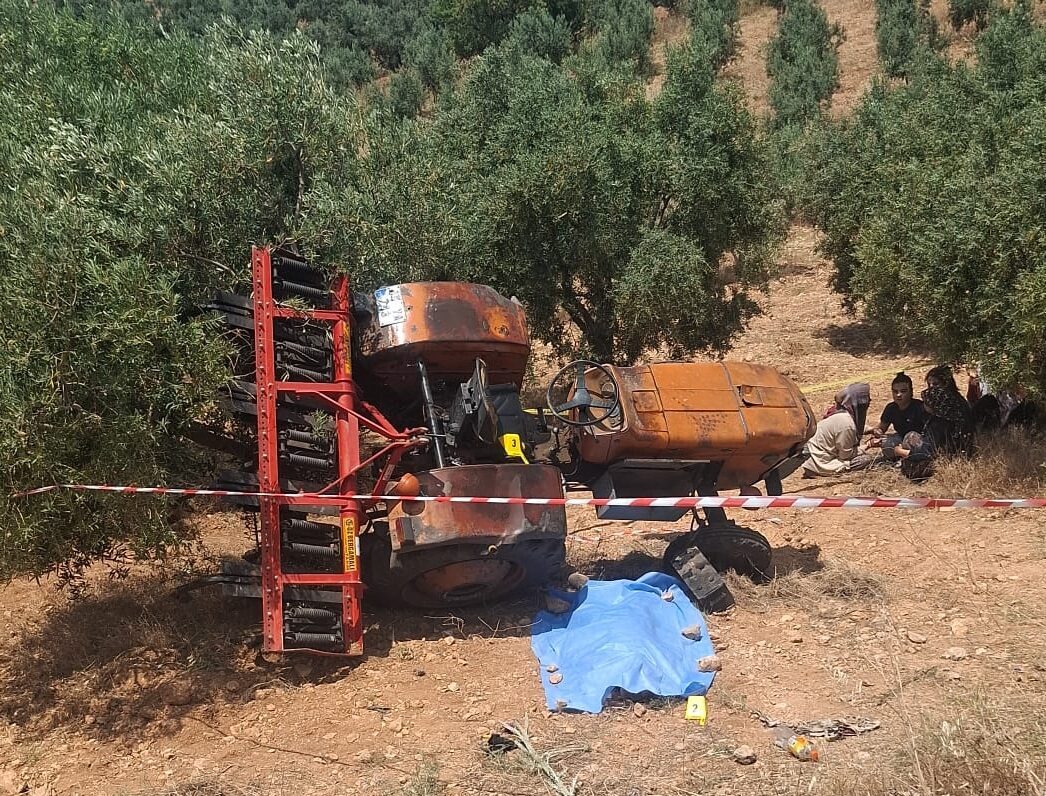 MANİSA (AA) – Manisa'nın Akhisar ilçesinde traktörün devrilmesi sonucu sürücü