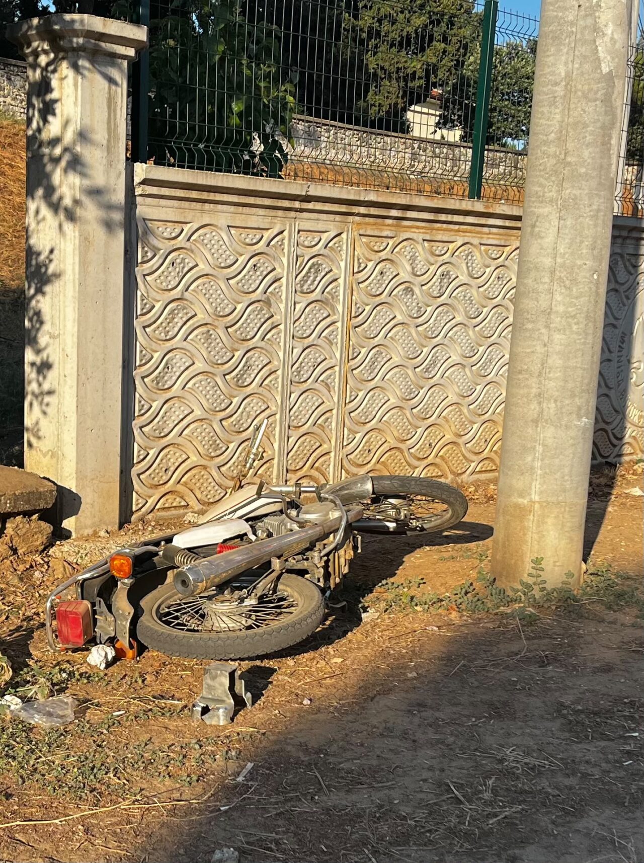 MANİSA (AA) – Manisa'nın Sarıgöl ilçesinde motosikletin elektrik direğine çarpması