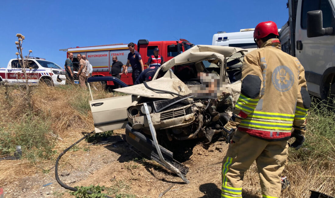 MANİSA (AA) – Manisa'nın Kula ilçesinde kamyonet ile otomobilin çarpışması