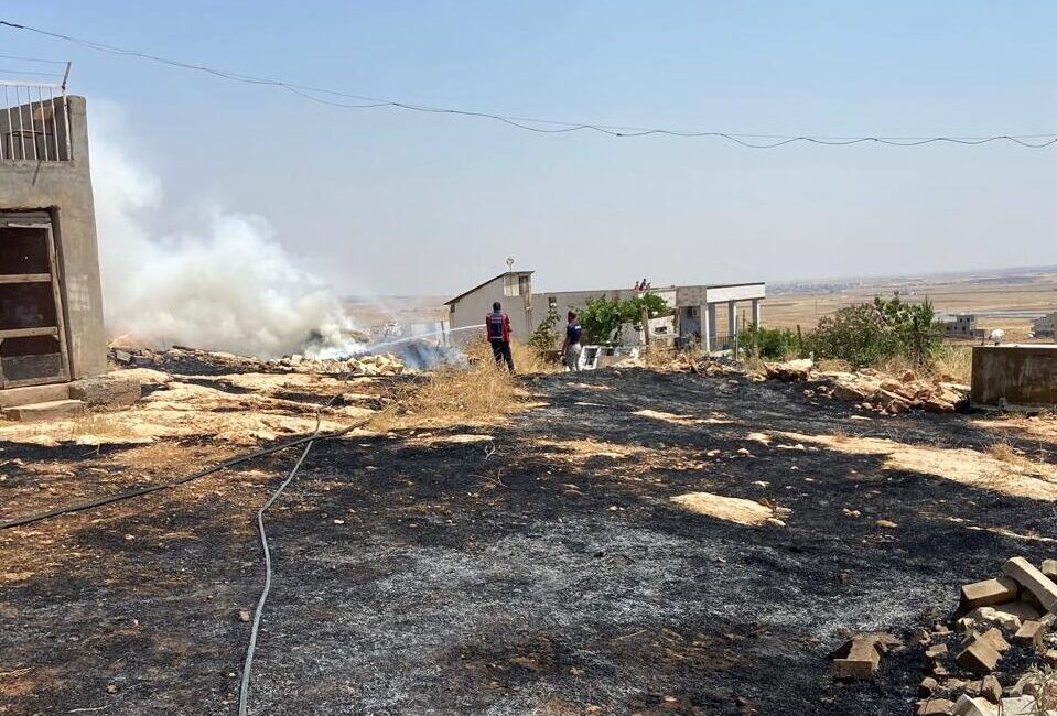 MARDİN (AA) – Mardin'in Derik ilçesinde çıkan anız yangını ekiplerin