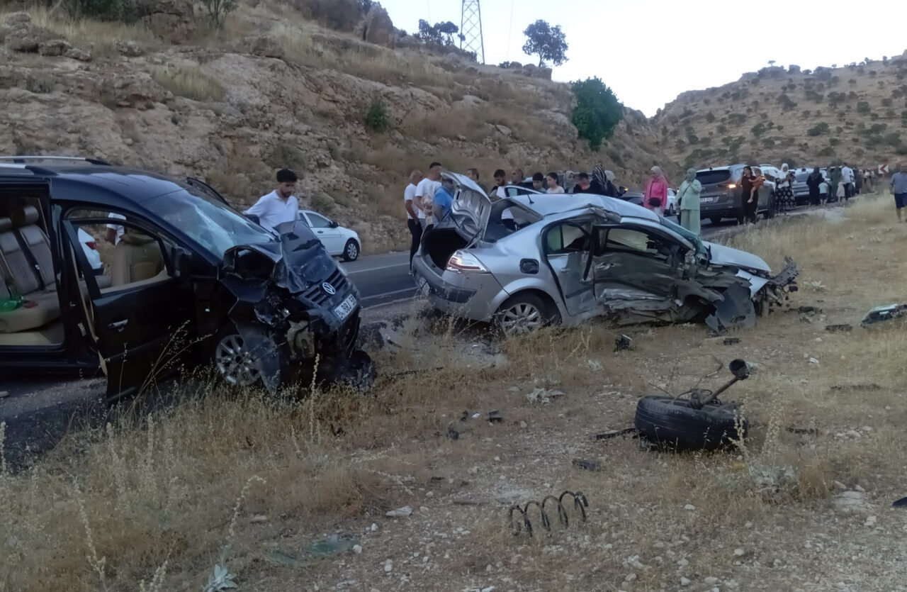 MARDİN (AA) – Mardin'in Midyat ilçesinde otomobil ile hafif ticari