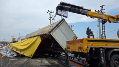 MERSİN (AA) – Mersin'in Akdeniz ilçesinde 2 tırın çarpışması sonucu