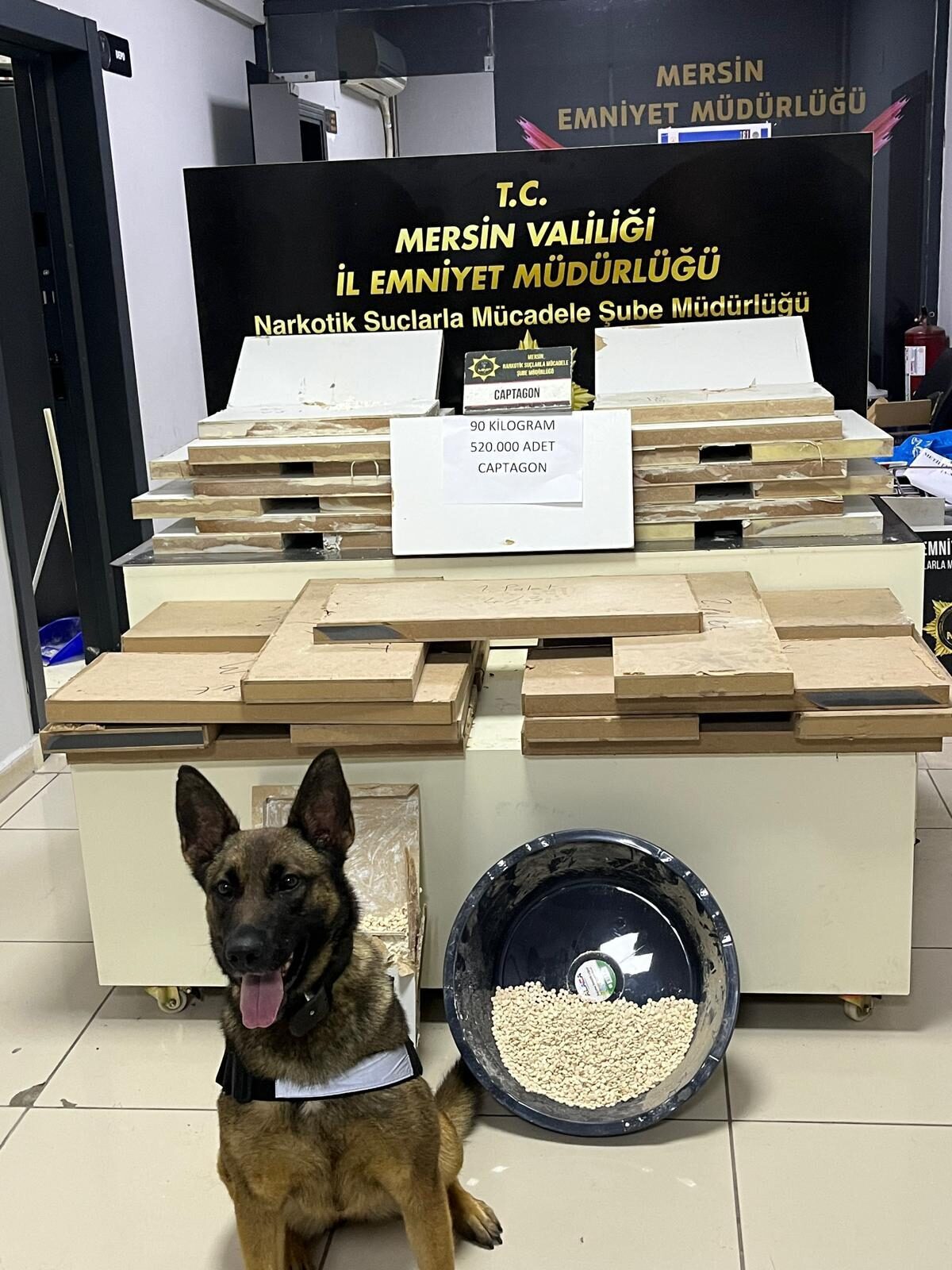 MERSİN (AA) – Mersin'in merkez Toroslar ilçesinde, televizyon üniteleri içerisine