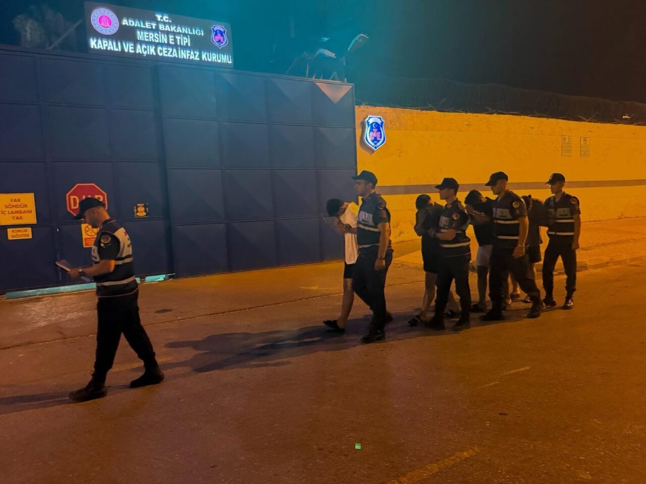 MERSİN (AA) – Mersin'in Erdemli ilçesinde polis ekiplerine mukavemet gösterip