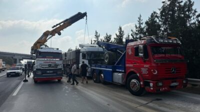 MERSİN (AA) – Mersin'in Tarsus ilçesinde tırın çarptığı hafif ticari