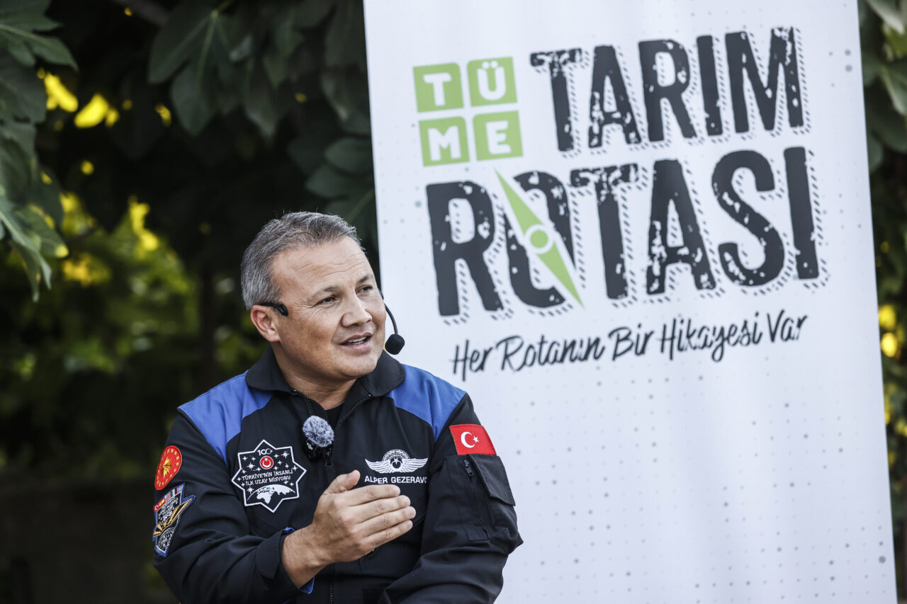 - Mut ilçesinde düzenlenen programda Türkiye'nin ilk astronotu Alper Gezeravcı