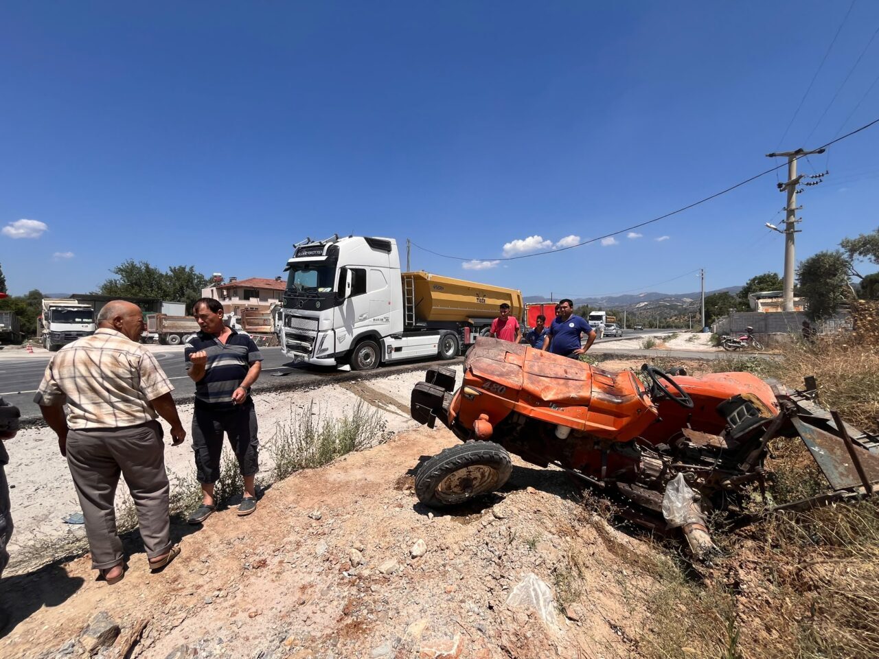 MUĞLA (AA) – Muğla’nın Milas ilçesinde tır ile traktörün çarpışması