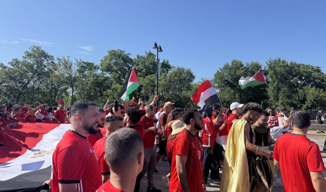 - Binlerce kişinin katıldığı yürüyüşte Filistin bayrakları dikkati çekti