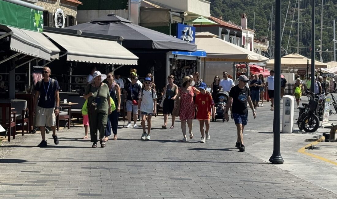 MUĞLA (AA) – Panama bayraklı kruvaziyer "MSC Divina", Aydın'ın Kuşadası