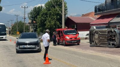 MUĞLA (AA) – Muğla'nın Seydikemer ilçesinde iki otomobilin çarpışması sonucu