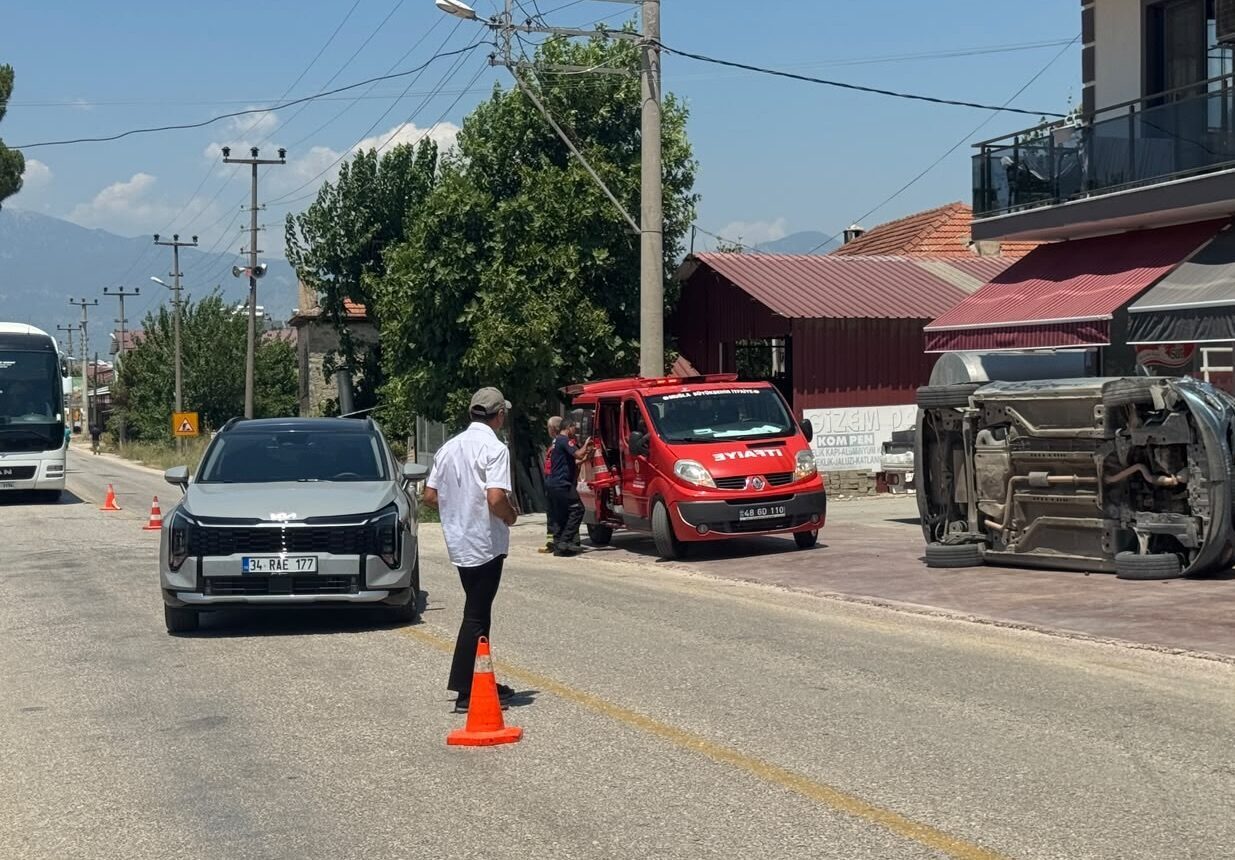 MUĞLA (AA) – Muğla'nın Seydikemer ilçesinde iki otomobilin çarpışması sonucu