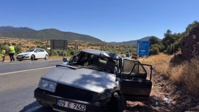 MUĞLA (AA) – Muğla'nın Seydikemer ilçesinde otomobil ile motosikletin çarpışması