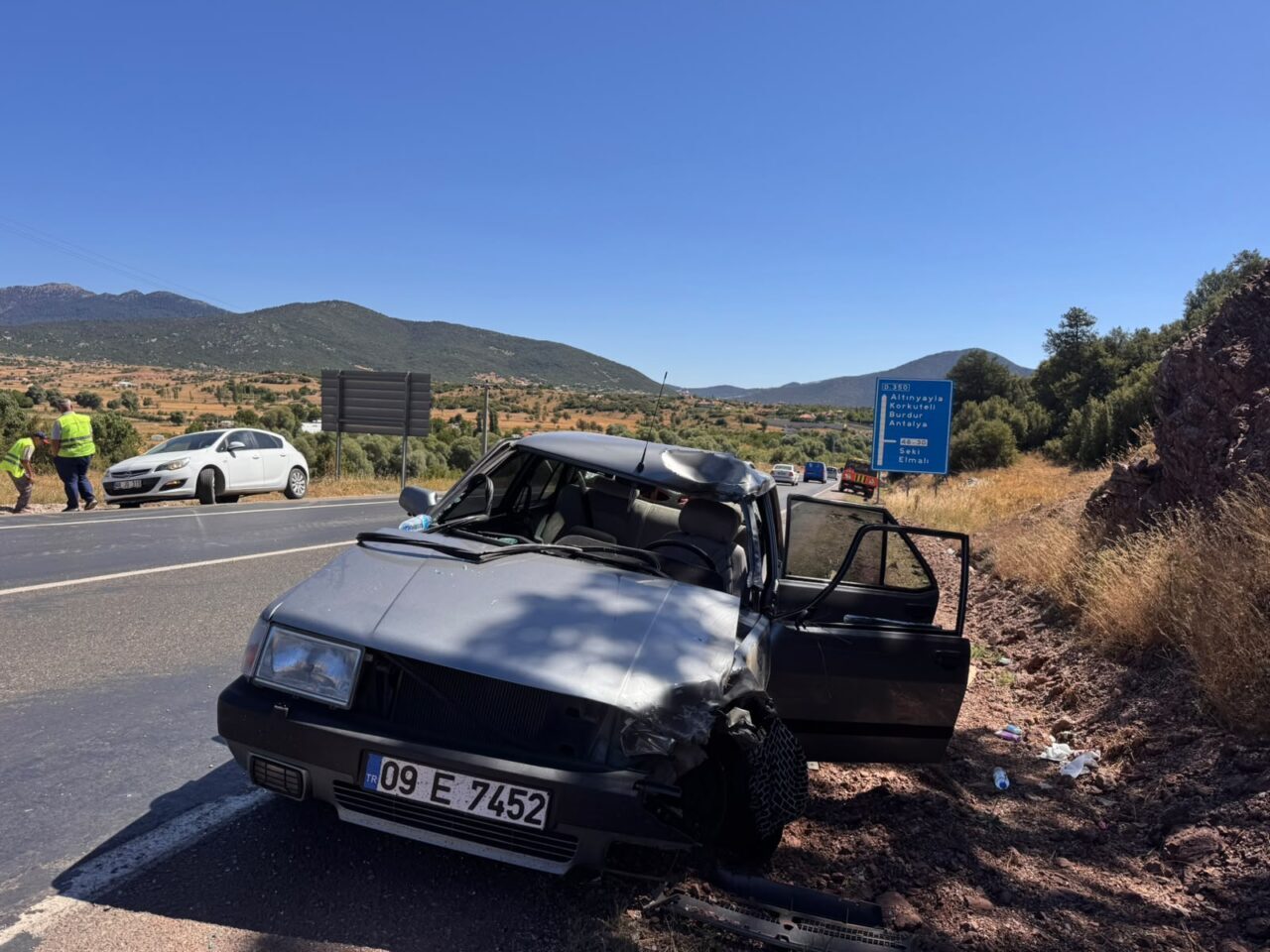 MUĞLA (AA) – Muğla'nın Seydikemer ilçesinde otomobil ile motosikletin çarpışması