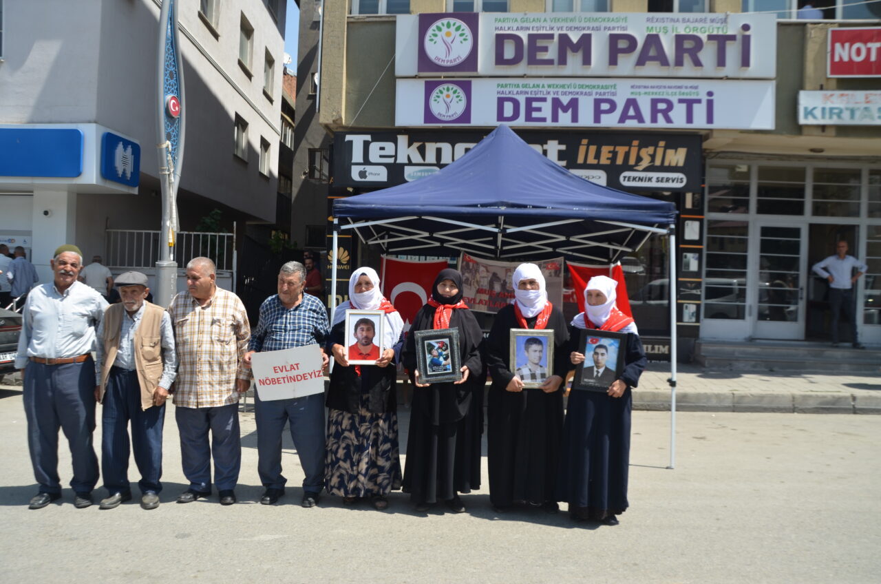 MUŞ (AA) – Muş'ta çocukları terör örgütü PKK tarafından kaçırılan