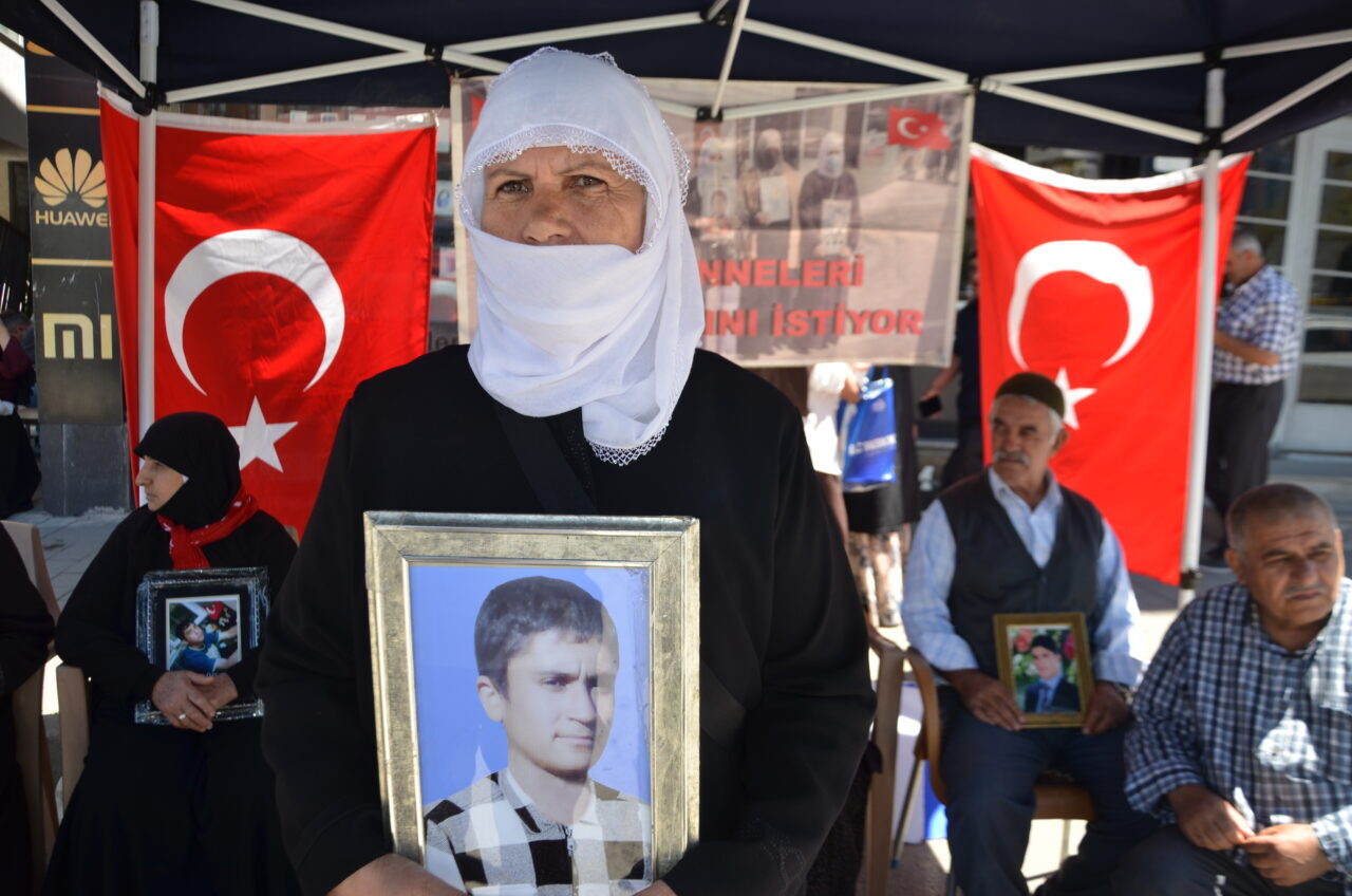 MUŞ (AA) – Muş'ta çocukları terör örgütü PKK tarafından kaçırılan