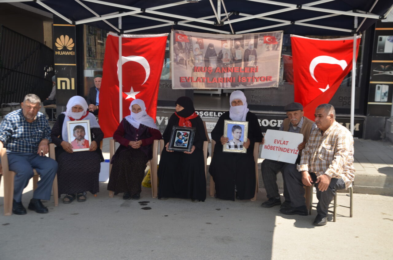 MUŞ (AA) – Muş'ta çocukları terör örgütü PKK tarafından kaçırılan