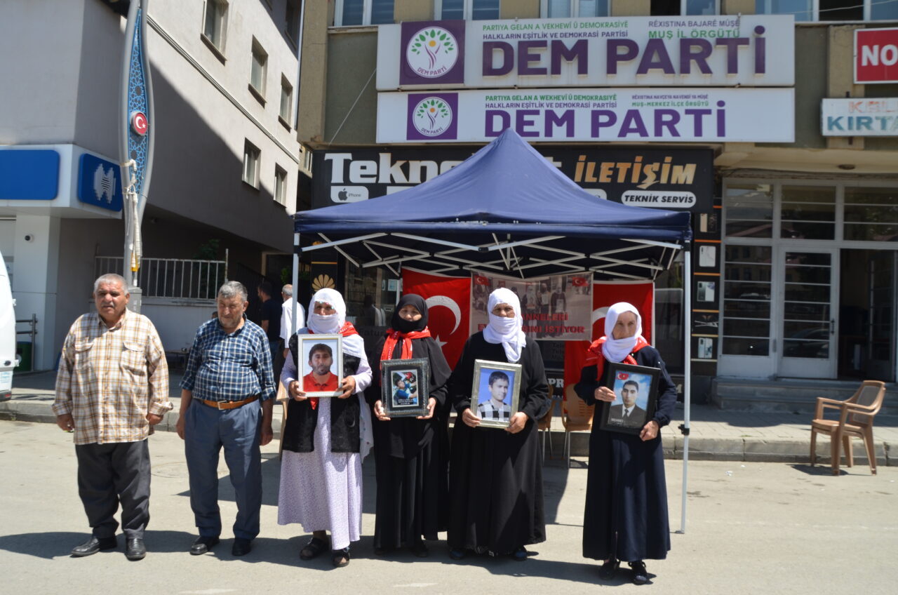MUŞ (AA) – Muş'ta çocukları terör örgütü PKK tarafından kaçırılan