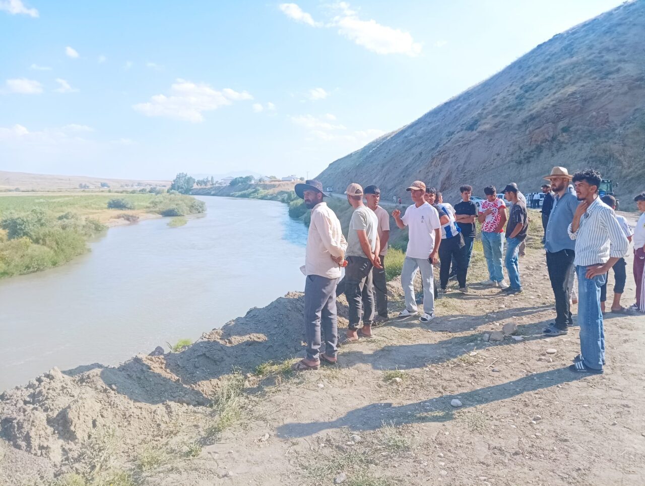 MUŞ (AA) – Muş'un Bulanık ilçesinde akarsuya düşen iki kardeşten
