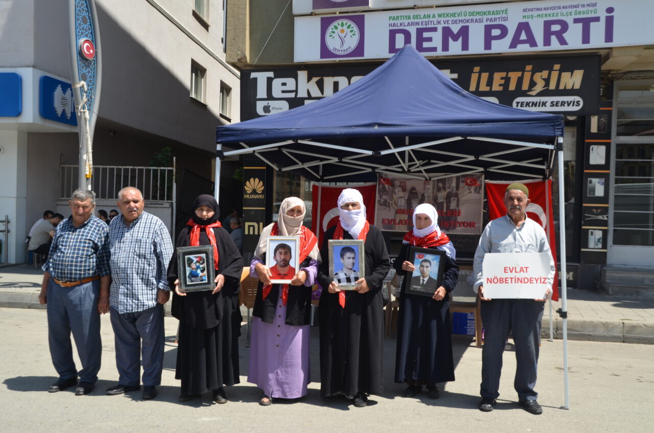 MUŞ (AA) – Muş'ta çocukları terör örgütü PKK tarafından kaçırılan
