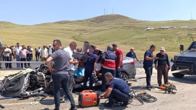 MUŞ (AA) – Muş'un Varto ilçesinde kamyon ile otomobilin çarpışması