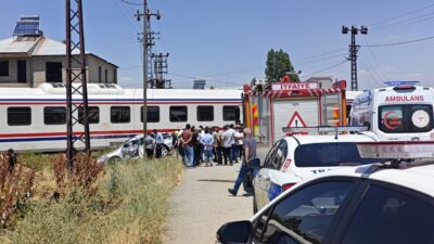 MUŞ (AA) – Muş'ta, hemzemin geçitten geçerken yolcu treninin çarptığı