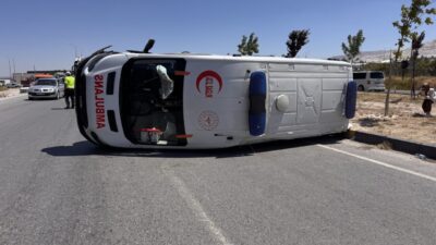 NİĞDE (AA) – Niğde'de ambulans ile otomobilin çarpışması sonucu 5