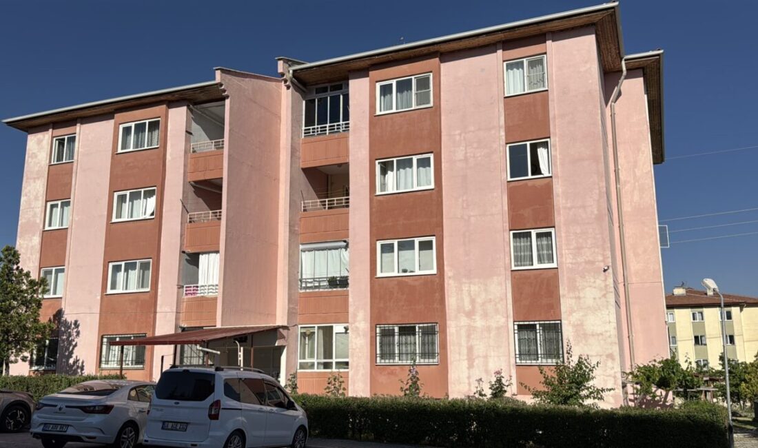 NİĞDE (AA) – Niğde'nin Bor ilçesinde bir apartmanın üçüncü katından