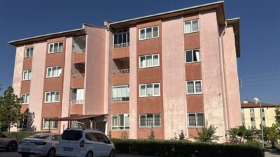 NİĞDE (AA) – Niğde'nin Bor ilçesinde bir apartmanın üçüncü katından