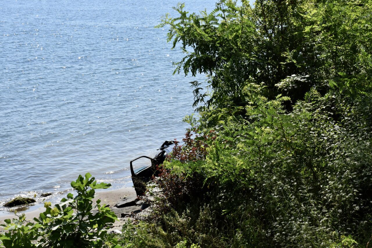 ORDU (AA) – Ordu'nun Altınordu ilçesinde deniz kenarına devrilen otomobilin