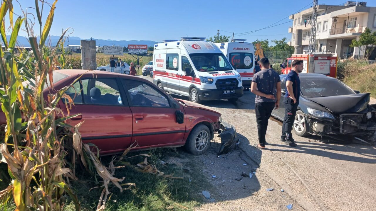 OSMANİYE (AA) – Osmaniye'nin Kadirli ilçesinde iki otomobilin çarpışması sonucu