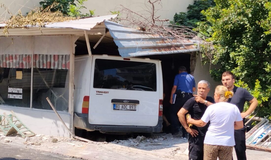 OSMANİYE (AA) – Osmaniye'nin Kadirli ilçesinde, kazaya karışan minibüsün yol