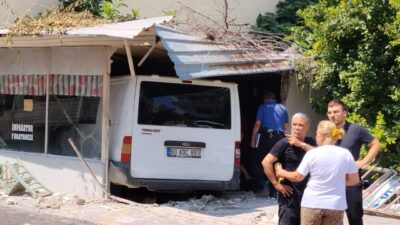 OSMANİYE (AA) – Osmaniye'nin Kadirli ilçesinde, kazaya karışan minibüsün yol