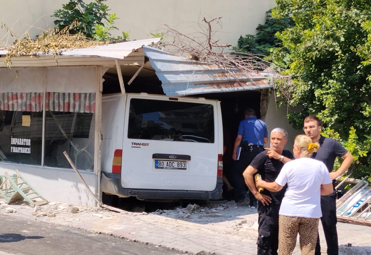 OSMANİYE (AA) – Osmaniye'nin Kadirli ilçesinde, kazaya karışan minibüsün yol