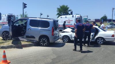 OSMANİYE (AA) – Osmaniye'nin Kadirli ilçesinde otomobil ile hafif ticari