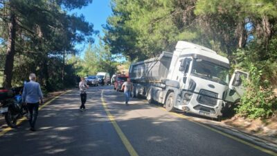 OSMANİYE (AA) – Osmaniye'nin Kadirli ilçesinde tırla çarpışan otomobildeki 1