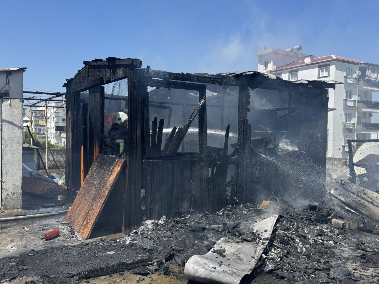 OSMANİYE (AA) – Osmaniye'de yangın çıkan kümesteki güvercinlerini kurtarmak isterken