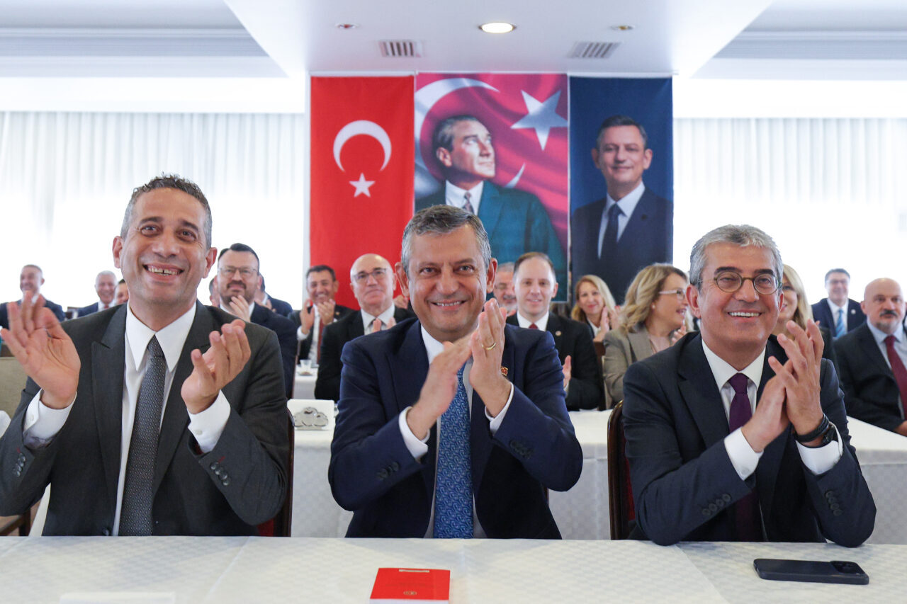 ANKARA (AA) – Özgür Özel, Yeni Parti Genel Başkanlığına seçildi.