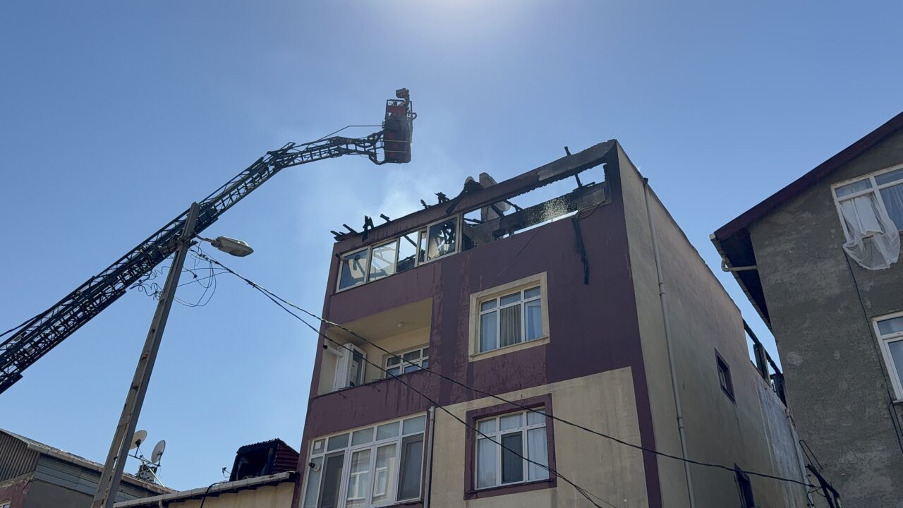 İSTANBUL (AA) – Pendik'te bir binanın çatısında çıkan ve en
