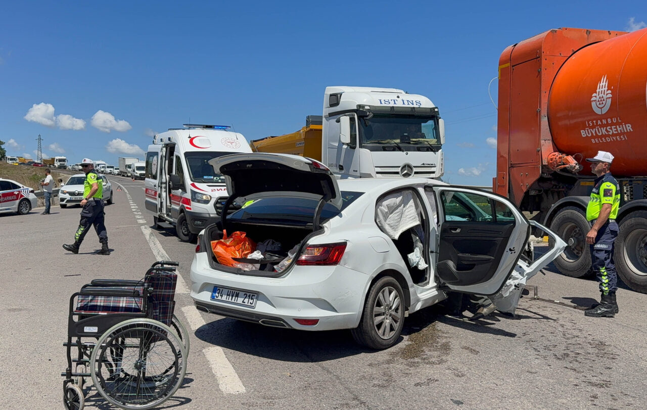 İSTANBUL (AA) – Pendik'te kavşakta dönüş yapan otomobil ile cadde