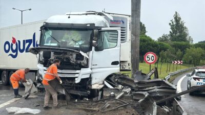 İSTANBUL (AA) – Pendik'te tırın bariyerlere çarptığı kaza nedeniyle bölgede