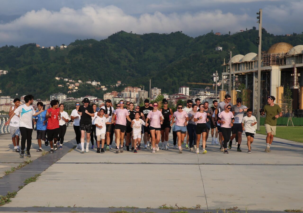 RİZE (AA) – Rize'de 5 kilometrelik topluluk koşusu gerçekleştirildi. Gençlik
